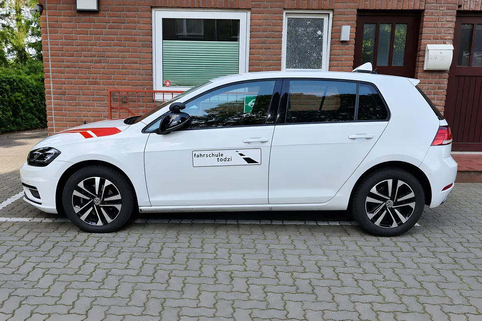 VW Golf mit Schaltung der Fahrschule Todzi