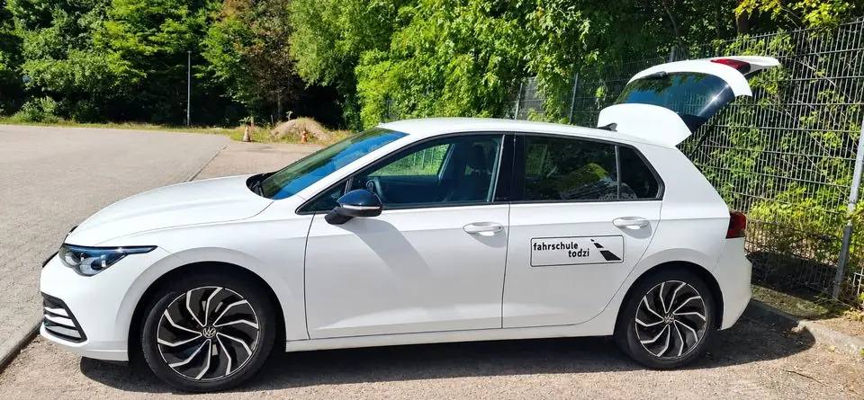 Weißer VW Golf mit Automatik der Fahrschule Todzi
