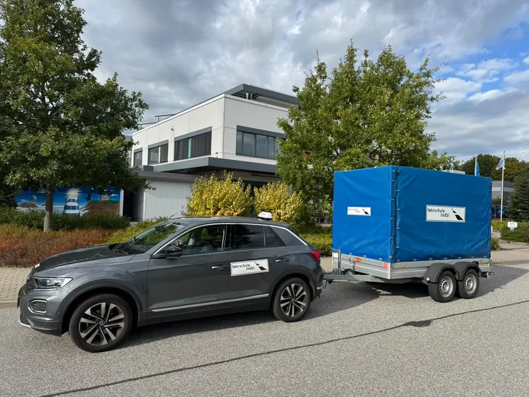 VW T-Roc der Fahrschule Todzi mit Anhänger als Gespann