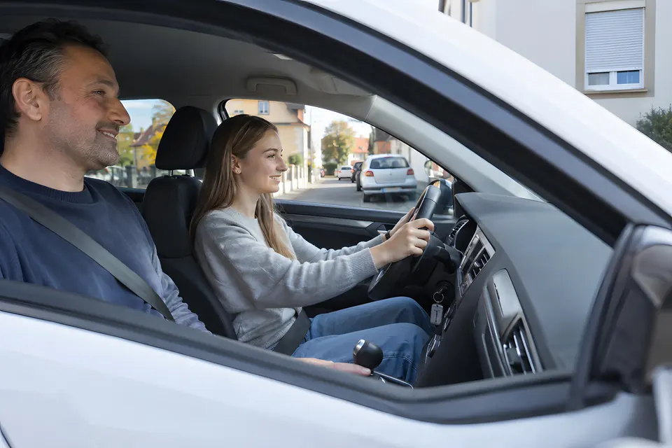 Jugendliche am Steuer eines Autos, neben ihr sitzt die Begleitperson