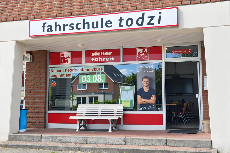 Ladenfront der Fahrschule Todzi in Friedrichsgabe, Ulzburger Straße 575