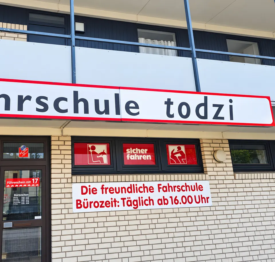 Ladenfront der Fahrschule Todzi in Garstedt, Berliner Allee 17–19